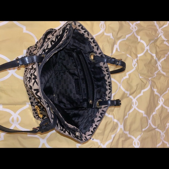 Michael Kors Jet Set Tote Bag - Picture 4 of 7